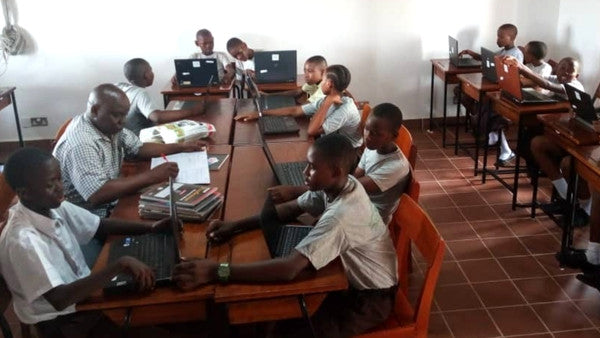 Ausstattung Computerraum für Schule in Chamazi
